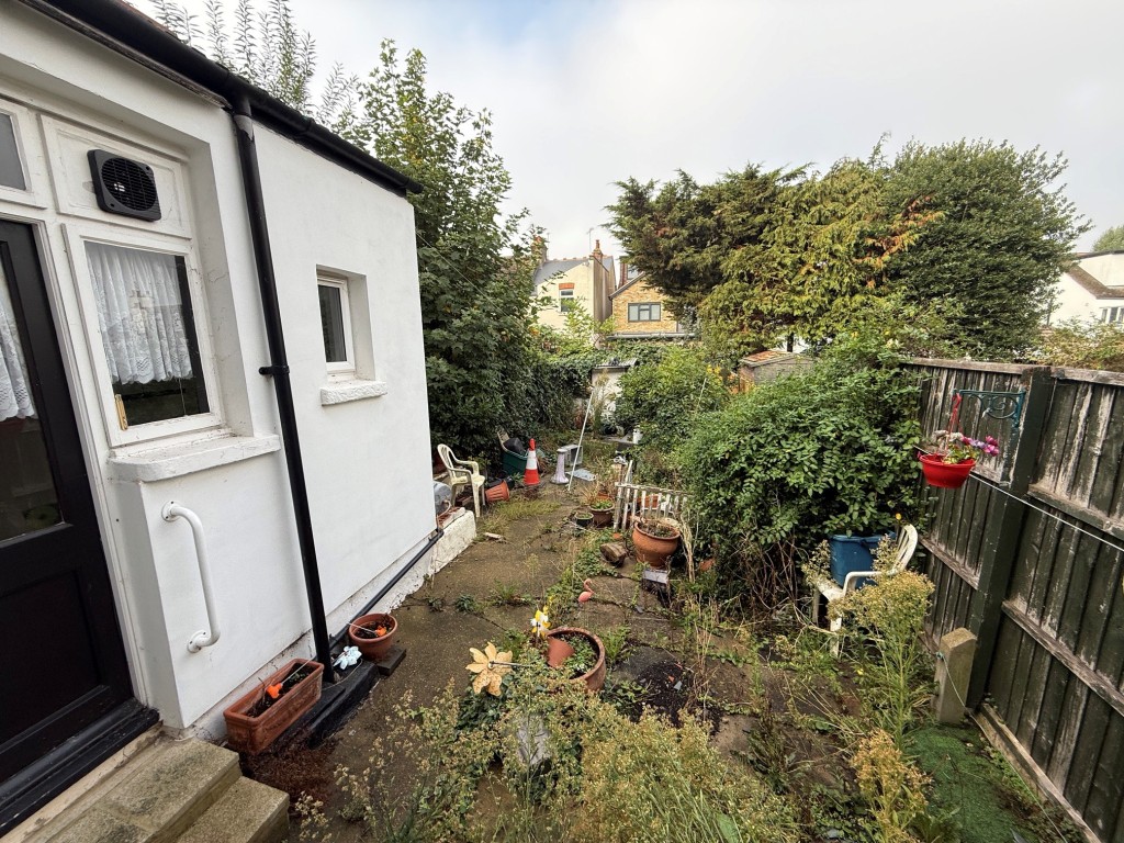 Lot: 142 - THREE-BEDROOM MID-TERRACE HOUSE FOR IMPROVEMENT - Garden